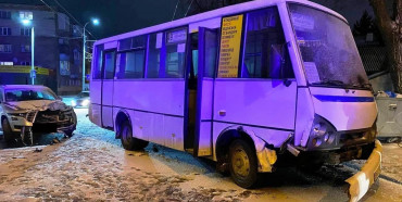 Двоє осіб постраждали внаслідок зіткнення маршрутки та кросовера у Рівному