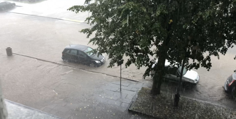 Вулиці Рівного "попливли" через аномальний дощ 