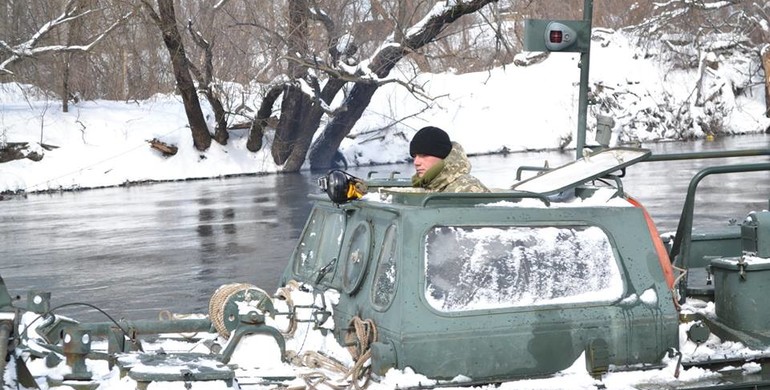 Військові з Рівного допомагають населенню Луганщини