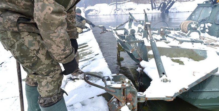 Військові з Рівного допомагають населенню Луганщини