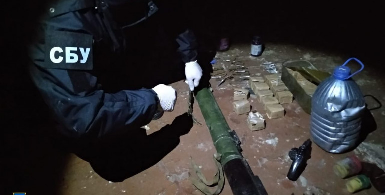 На Рівненщині СБУ виявила схованку зі зброєю та вибухівкою