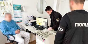 На Рівненщині на хабарі затримали лікаря, який сприяв в оформленні інвалідності