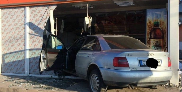 На Рівненщині водій  "на бляхах" протаранив магазин «Рум‘янець»