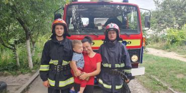 У Дубно двохрічна дитина зачинилася у квартирі: рятувальники на поміч (ФОТО)