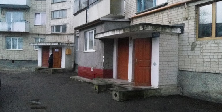 "Радикальному" екс-голові Рівнеоблради побили вікна в квартирі 