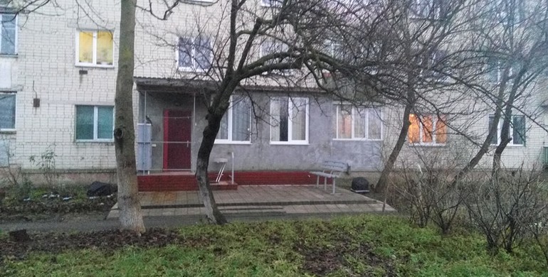 "Радикальному" екс-голові Рівнеоблради побили вікна в квартирі 