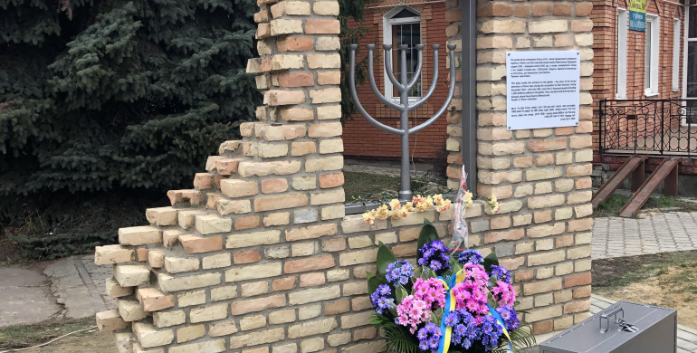 Сьогодні у місті відкрили меморіал жертвам Рівненського гетто (ФОТО)