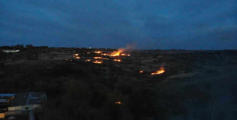 Вночі у Рівному ледь не згоріло кладовище «Нове» (ФОТО)