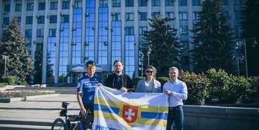 Естонський депутат, який на велосипеді збирає гроші на ЗСУ, завітав на Рівненщину