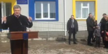 На Рівненщині бурулька заледве не впала на голову охоронцю Порошенко 