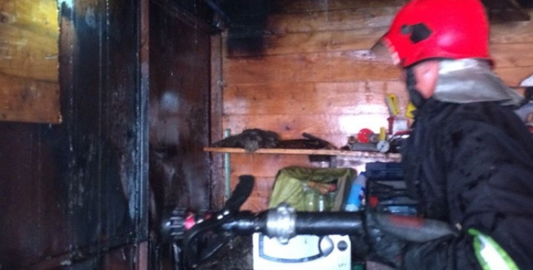 У Сарнах внаслідок пожежі згоріли два гаражі (ФОТО)