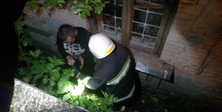 У Рівному чоловік впав у яму: вибратися допомогли рятувальники 
