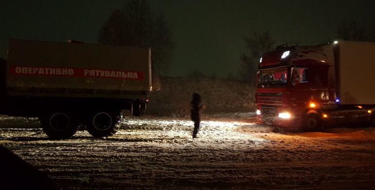 На Рівненщині у снігову пастку потрапило сім вантажівок 