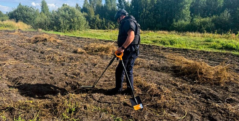 На Варащині піротехніки ДСНС знешкодили 50 авіаційних бомб часів Другої світової війни 