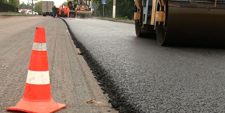 Дві фірми викрили на змові на тендерах із ремонту доріг на Рівненщині