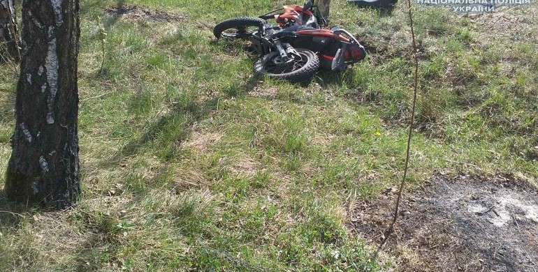Один мотоцикліст збив дівчину, інший врізався в дерево: два смертельних ДТП на Рівненщині