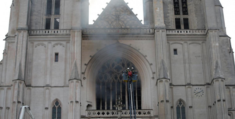 У Франції горить старовинний собор Петра і Павла (ОНОВЛЕНО)