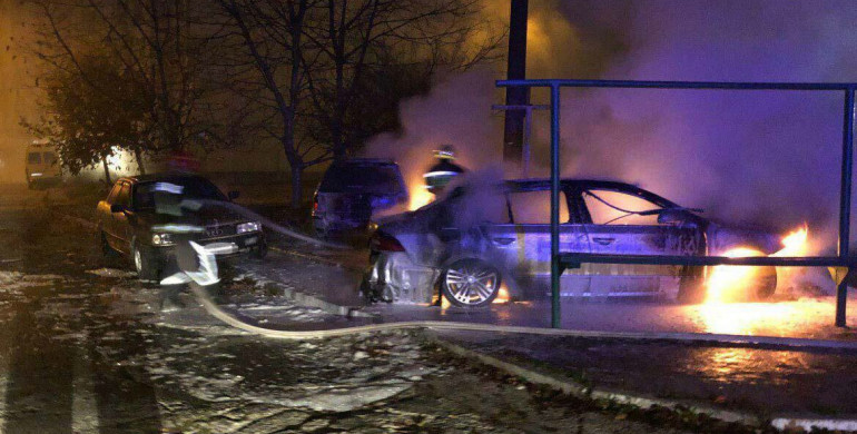Вночі на Буковинській у Рівному горіло авто, вогонь перекинувся на ще два автомобілі(ФОТО)