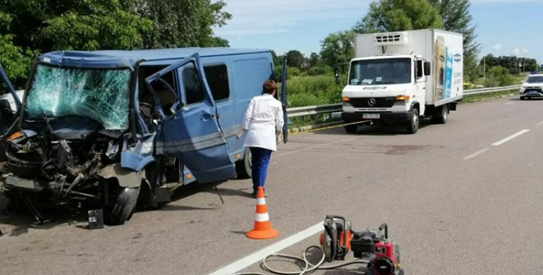 У Корці мікроавтобус зіткнувся з вантажівкою - є постраждалі (ФОТО)