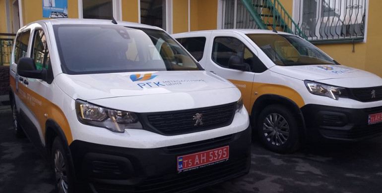  Працівники «Рівнегазу» отримали три новенькі службові автівки 