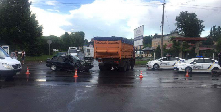 ДТП у Рівному: легковик зіткнувся з вантажівкою (ФОТО)