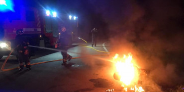 У Рівненському районі рятувальники гасили палаючий покинутий мотоцикл