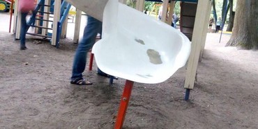 У Рівненському парку встановили новий небезпечний дитячий майданчик
