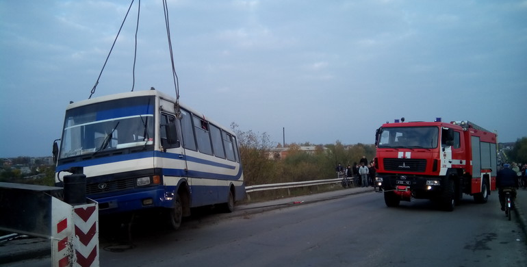 На Рівненщині автобус з 29 пасажирами потрапив в ДТП