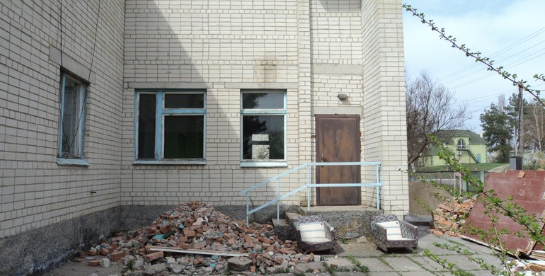 Рівненська ОДА хвалиться розтрощеними стінами в амбулаторіях