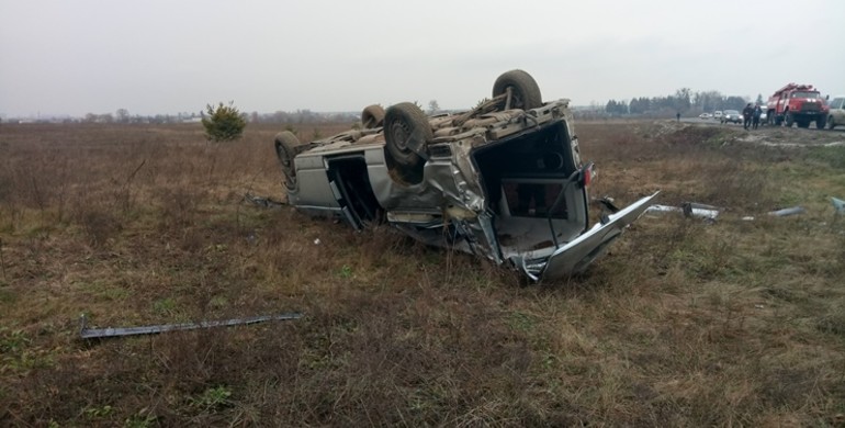 На Рівненщині авто молодої кермувальниці полетіло у кювет і "лягло" на дах