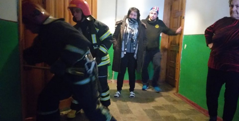 В Дубні рятувальники виламували двері аби врятувати чоловіка