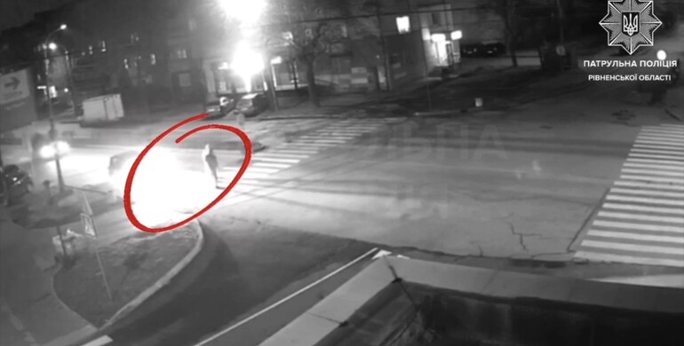 У Рівному водій збив на пішоході жінку та дитину, після чого втік 