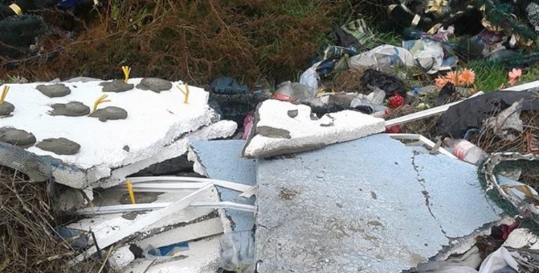 У селі на Рівненщині сміття викидають прямо на кладовищі