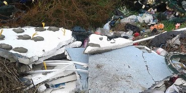 У селі на Рівненщині сміття викидають прямо на кладовищі