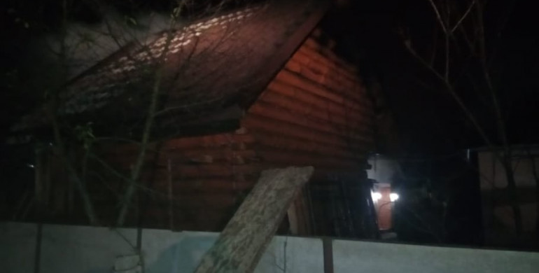 У Радивилові вісім вогнеборців рятували будинок від вогню (ФОТО)