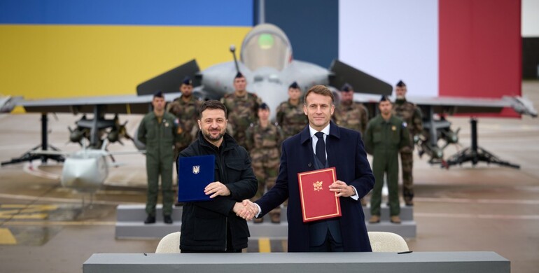 Зеленський та Макрон підписали документ, що дає Україні змогу придбати 100 літаків Rafale