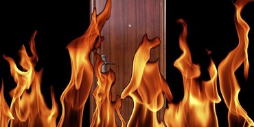  Вночі на Рівненщині жінці підпалили двері квартири