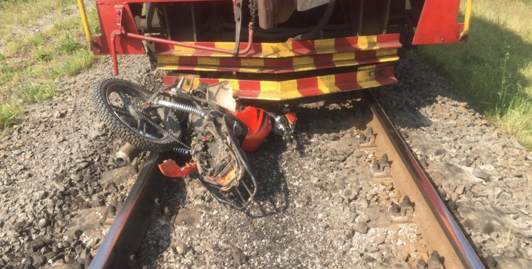На Сарненщині мотоцикліст потрапив під колеса потяга (ФОТО) 