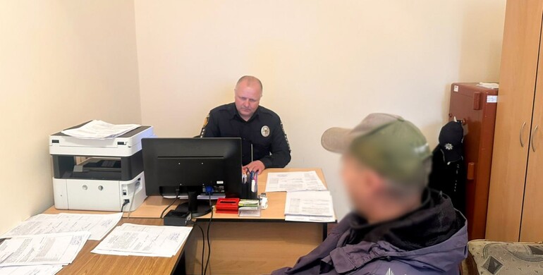 У Рівному затримали порушника, який біля стели загиблого Героя пошкодив корзину з квітами