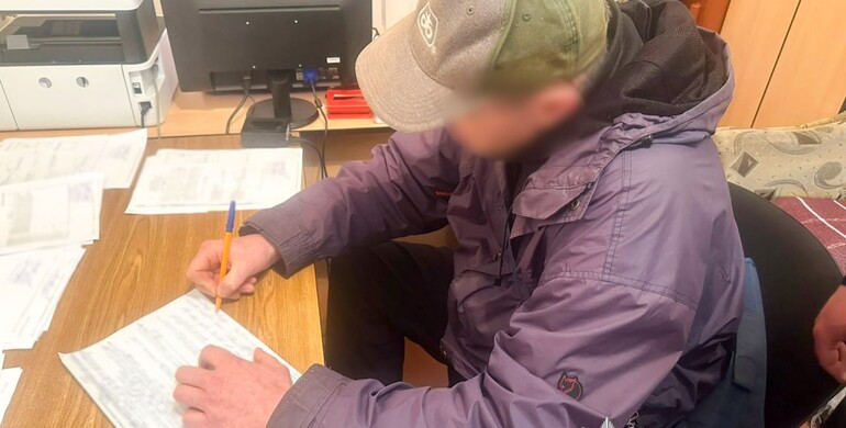 У Рівному затримали порушника, який біля стели загиблого Героя пошкодив корзину з квітами