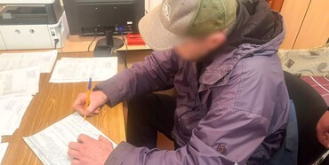 У Рівному затримали порушника, який біля стели загиблого Героя пошкодив корзину з квітами