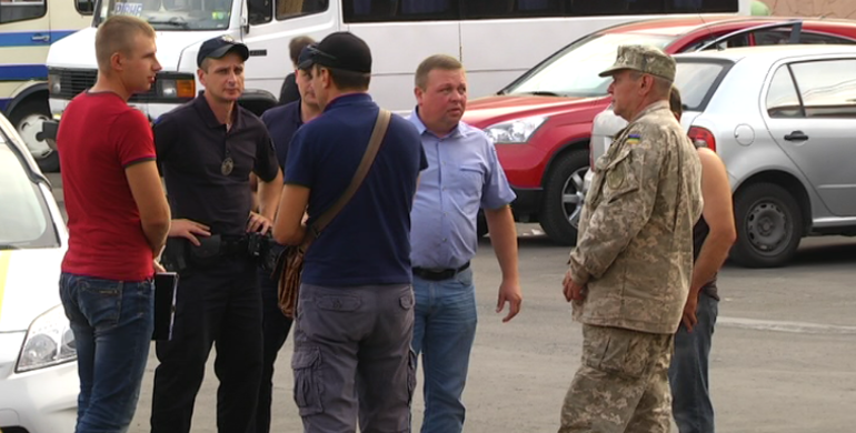 Рівненський "кіборг" та начальник управління транспорту після скандалу анонімно повіз солдатів в Тернопіль