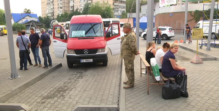 Рівненський "кіборг" та начальник управління транспорту після скандалу анонімно повіз солдатів в Тернопіль