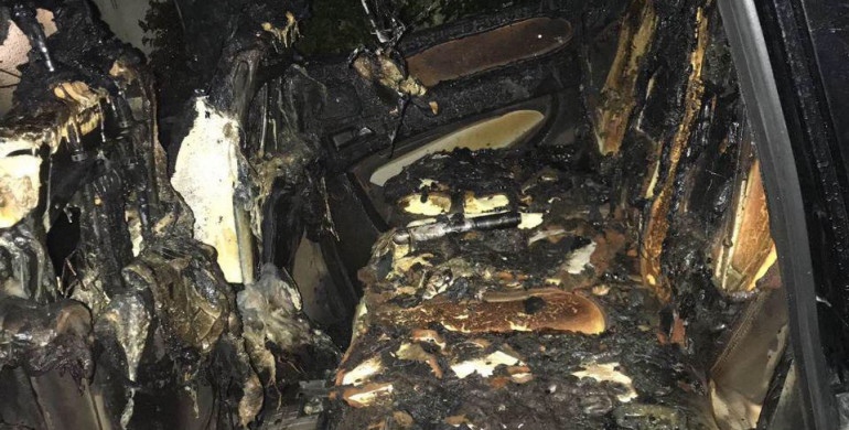 У Костополі під час пожежі у авто депутата мало не згорів будинок (ФОТО)