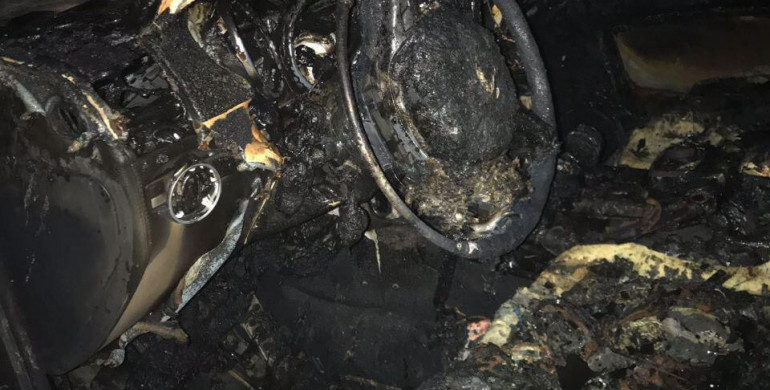 У Костополі під час пожежі у авто депутата мало не згорів будинок (ФОТО)