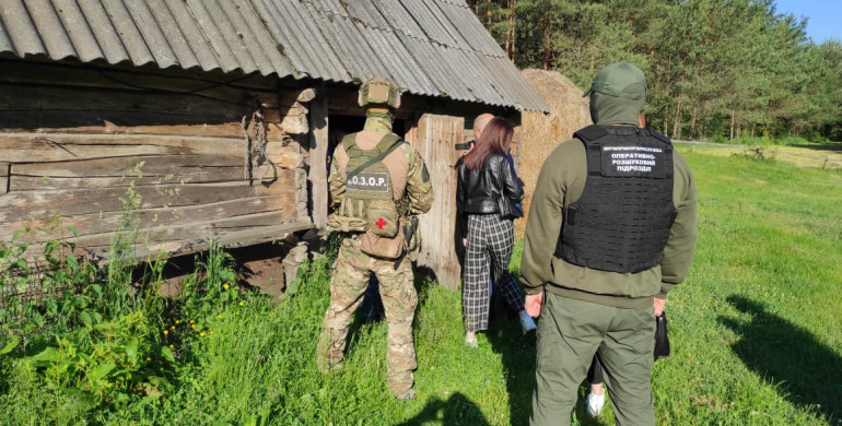 На Рівненщині прикордонники обшукували будинок і знайшли зброю, боєприпаси та сигарети