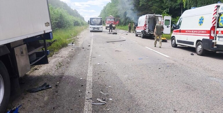 На Рівненщині вантажівка зіштовхнулася з поліцейським авто: троє постраждалих 