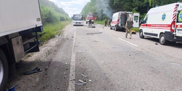 На Рівненщині вантажівка зіштовхнулася з поліцейським авто: троє постраждалих 