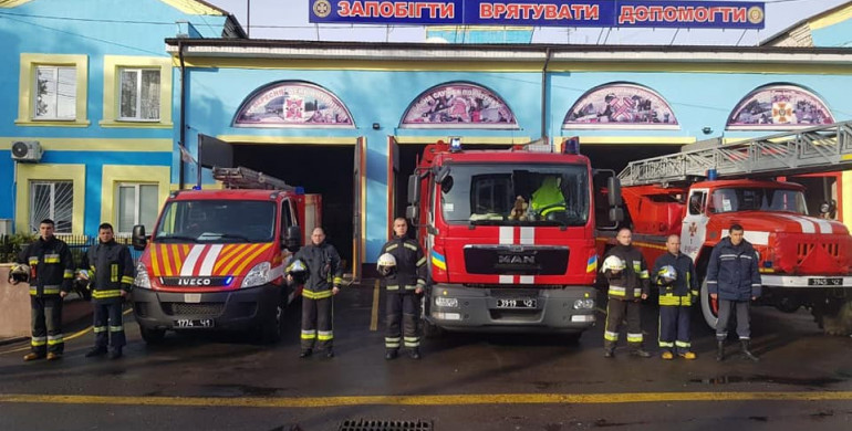 Рятувальники Рівненщини хвилиною мовчання вшанували загиблих в одеській трагедії