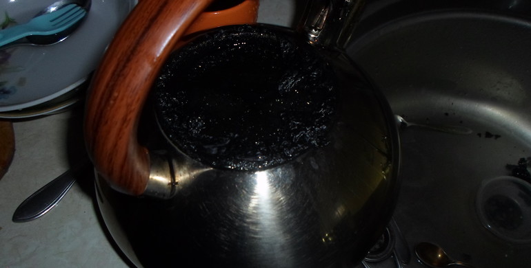 Рівненські рятувальники гасили забутий господарями палаючий чайник